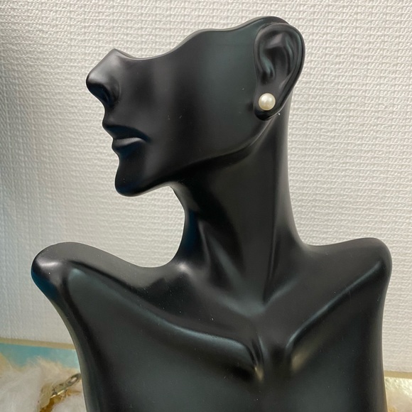 Minimalist Gorgeous Pearl Earrings - Picture 2 of 6